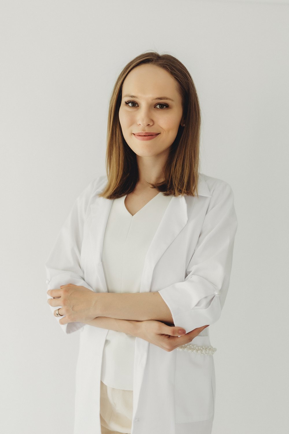 Dr. Georgiana Gheba portret editorial, fundal alb